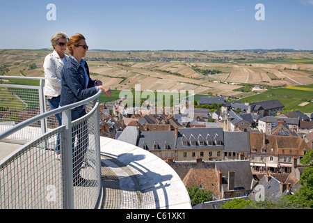 FRANCE CENTRE SANCERRE LA VALLÉE DE LA LOIRE LES VISITEURS QUI CHERCHENT À VUE DEPUIS LA TOUR DE FIEF Banque D'Images