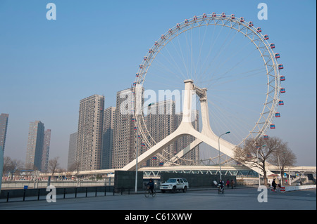 La Tianjin Eye Ferris roue sur Yongle Pont au-dessus de la rivière Hai, Chine Banque D'Images