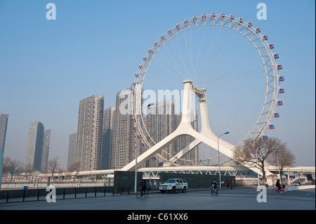 La Tianjin Eye Ferris roue sur Yongle Pont au-dessus de la rivière Hai, Chine Banque D'Images