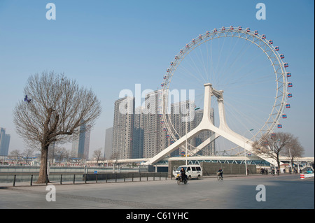 La Tianjin Eye Ferris roue sur Yongle Pont au-dessus de la rivière Hai, Chine Banque D'Images