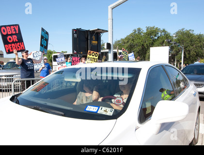 Les spectateurs en voiture regarder les manifestants de l'église baptiste de Westboro connu pour sa position contre l'homosexualité Banque D'Images