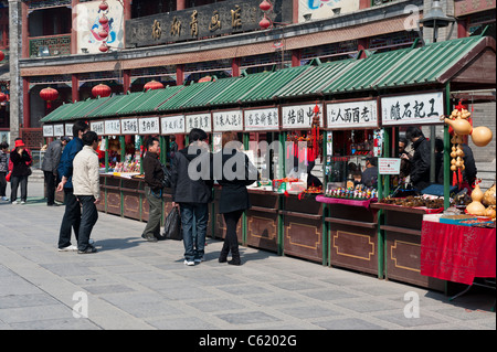 Les étals de marché en Guwenhua Jie Rue de l'ancienne culture, Tianjin, Chine Banque D'Images