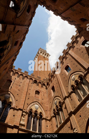 La Torre del Mangia tour à Piazza del Campo de Sienne, en Italie,,vue de l'intérieur à la recherche jusqu'à l'arrière. Banque D'Images