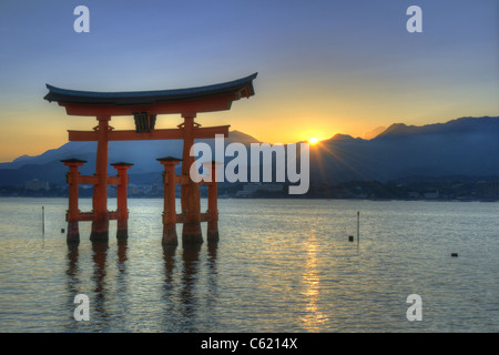 La porte d'otori qui accueille les visiteurs de Miyajima, Japon. Banque D'Images