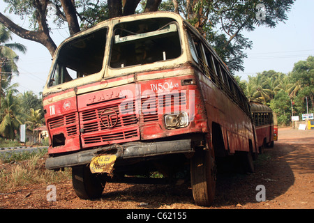 Accident de bus d'État Keralan endommagée en attente de réparation ou de mise au rebut dans le Kerala Inde Banque D'Images