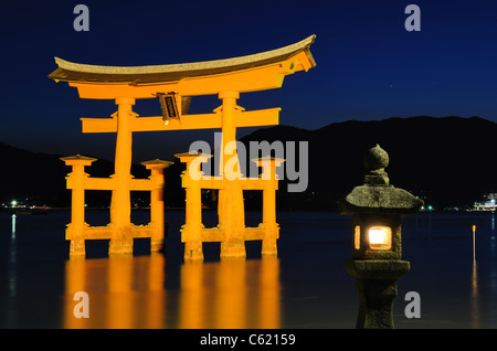 Le célèbre 'flottant' Otori gate accueille les visiteurs à l'île de Miyajima, Japon. Banque D'Images