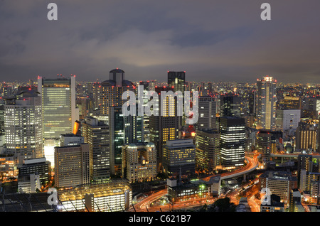 Les immeubles de grande hauteur à Osaka, deuxième ville du Japon. Banque D'Images