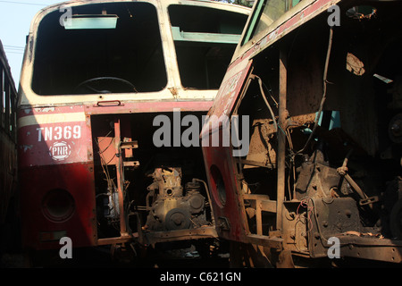 Les bus de l'État endommagé Keralan Leyland en attente de réparation ou de mise au rebut dans le Kerala Inde Banque D'Images