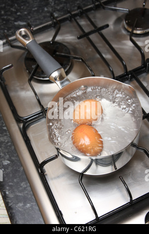 Deux oeufs dans une casserole bouillante. Banque D'Images