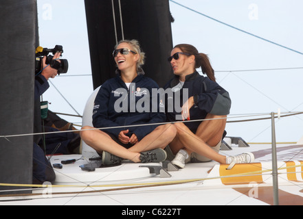 COWES, ÎLE DE WIGHT - Zara Phillips et Natalie Pinkham naviguer à bord d'Artemis Ocean Racing skippé par Dee Caffari Banque D'Images