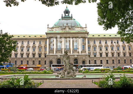 Vieux Justizpalast Munich, bâtiment avec dôme en verre sur le côté ouest de la place Karlsplatz et de la sculpture de Neptune Banque D'Images