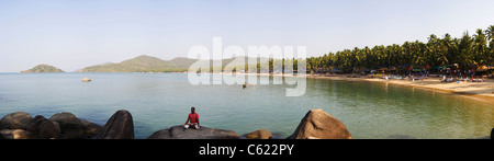 Image panoramique, d'un indien pratiquant le yoga la méditation à la station touristique de plage de Palolem, Goa, Inde Banque D'Images