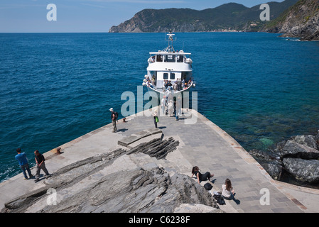 Les passagers des bateaux entiers de ferry dans le port du village de Vernazza, dans la zone connue sous le nom de Cinque Terre, Italie. Banque D'Images