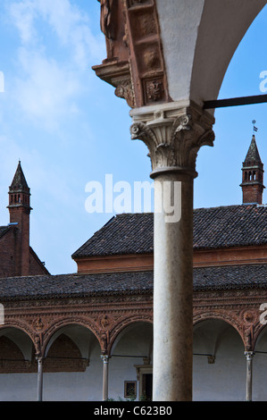 L'Italie, Pavia, le grand cloître avec les cellules de moines de la Certosa Banque D'Images