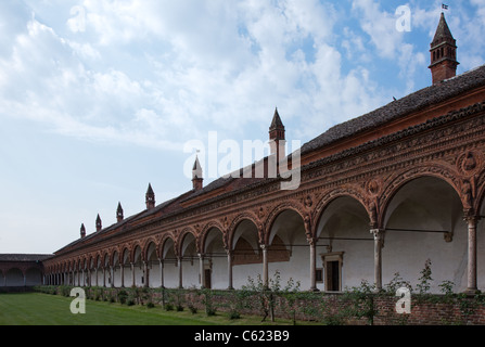 L'Italie, Pavia, le grand cloître avec les cellules de moines de la Certosa Banque D'Images