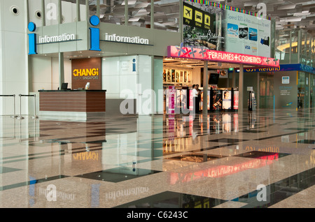 Comptoir d'information dans le hall de départ côté ville, l'aéroport Changi de Singapour, de l'Aérogare 3 Banque D'Images