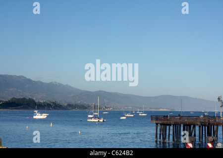 Vue de Santa Barbara en Californie et les montagnes de Santa Ynez de Stearns Wharf Banque D'Images