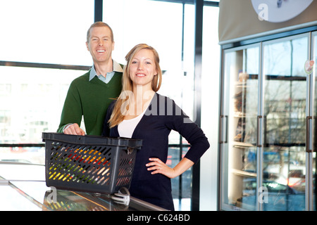 Un portrait d'un couple heureux dans un supermarché l'épicerie Banque D'Images