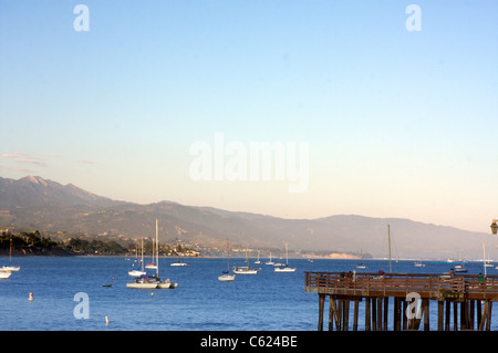 Vue de Santa Barbara en Californie et les montagnes de Santa Ynez de Stearns Wharf Banque D'Images