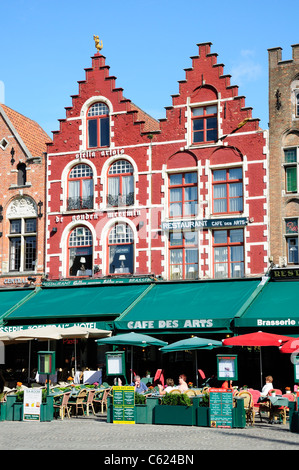 Bruges / Brugge, Flandre, Belgique. Cafés et restaurants de Markt - place du marché. Banque D'Images