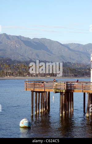 Vue de Santa Barbara en Californie et les montagnes de Santa Ynez de Stearns Wharf Banque D'Images