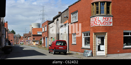 Le désert, village fantôme Doel le long du port d'Anvers avec des maisons abandonnées occupés par des squatters après expropriation, Belgique Banque D'Images