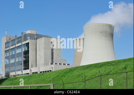 Tours de refroidissement de la centrale nucléaire de Doel le long de l'Escaut à Beveren, Belgique / Kieldrecht Banque D'Images