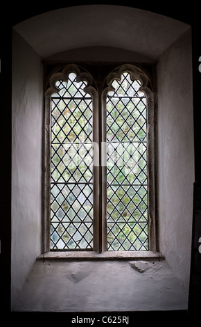 Fenêtre à Meneaux de pierre en anglais l'église du village, l'architecture, bield, catholique, christogram, la construction, le pays, l'époque élisabéthaine, f Banque D'Images