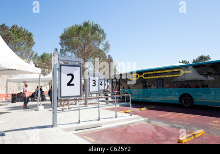 Malte, tout nouveau service de bus. Les autobus de couleur aigue-marine a commencé à courir le 3 juillet 2011. Banque D'Images