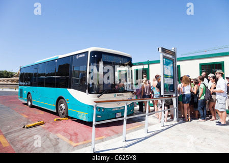 Malte, tout nouveau service de bus. Les autobus de couleur aigue-marine a commencé à courir le 3 juillet 2011. Banque D'Images