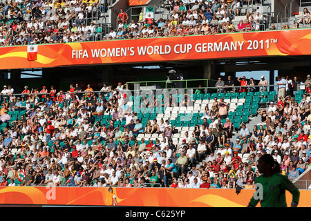 Les spectateurs de regarder un match de la Coupe du Monde féminine entre l'Angleterre et le Mexique le 27 juin 2011, à l'Arène Im Allerpark à Wolfsburg, en Allemagne. Banque D'Images