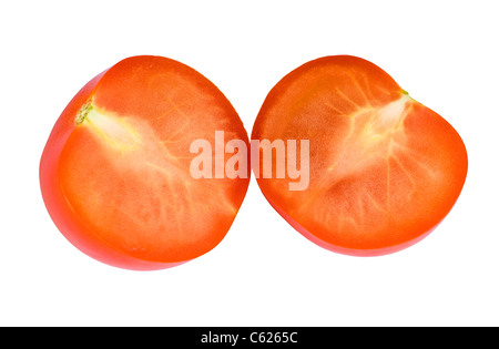 Couper la tomate en deux parfaitement. Banque D'Images