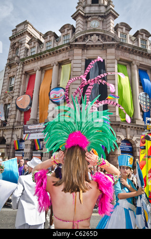 Les participants prennent part à carnaval Gay Pride qui passe à travers les rues de Brighton. Banque D'Images