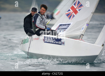 UK, Olympic Test Event, Iain Percy et Andrew Simpson après qu'ils ont remporté l'argent pour la Grande-Bretagne Banque D'Images