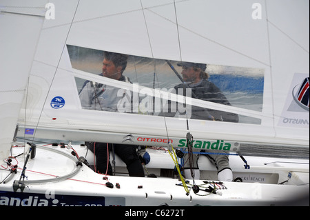 UK, Olympic Test Event, Iain Percy et Andrew Simpson après qu'ils ont remporté l'argent pour la Grande-Bretagne Banque D'Images