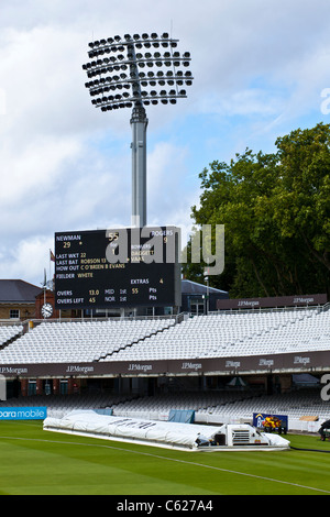 Affichage et pylône Projecteur du Lords Cricket Ground Banque D'Images