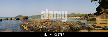 Une femme en bikini faisant du yoga de la mer arabe, station touristique de plage de Palolem dans Goa state, Inde Banque D'Images