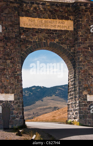 Le Nord-ouest de l'entrée de la célèbre entrée (à Gardiner, Montana) pour le parc national de Yellowstone. Banque D'Images