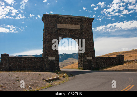 Le Nord-ouest de l'entrée de la célèbre entrée (à Gardiner, Montana) pour le parc national de Yellowstone. Banque D'Images