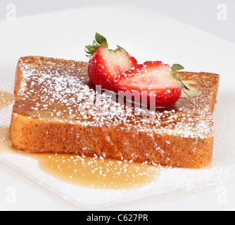 French toast avec du sucre en poudre et une fraise sur blanc Banque D'Images