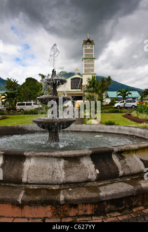 Parc de la ville et l'Église catholique à La Fortuna, Costa Rica, avec le volcan Arenal en arrière-plan. Banque D'Images