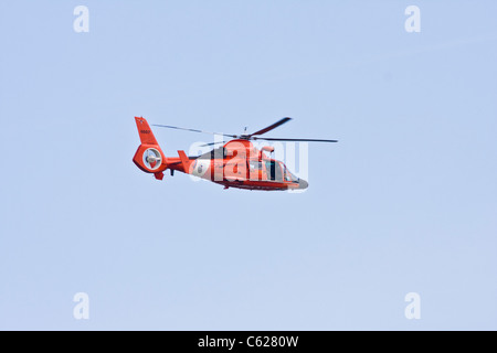 US Coast Guard hélicoptère sur Texas City bay. Banque D'Images