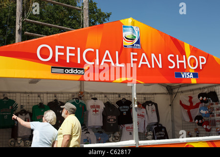 Un magasin officiel des fans expose des articles en vente à l'Arena Im Allerpark de Wolfsburg, en Allemagne, en prévision d'un match de la Coupe du monde féminine de la FIFA du Groupe B entre l'Angleterre et le Mexique le 27 juin 2011. Usage éditorial exclusif. Utilisation commerciale interdite. Banque D'Images