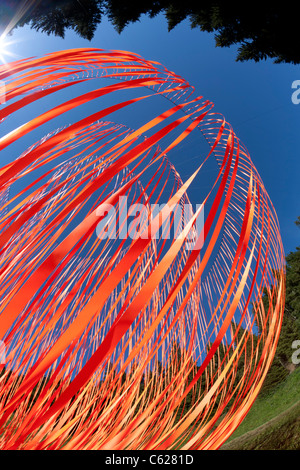 Le Pier Fabre's Land Art appelée "le réveil". Sculpture mobile suspendu géant avec des rubans orange. Banque D'Images