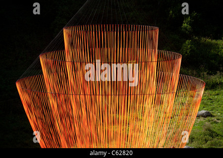 Le Pier Fabre's Land Art appelée "le réveil". Sculpture mobile suspendu géant avec des rubans orange. Banque D'Images