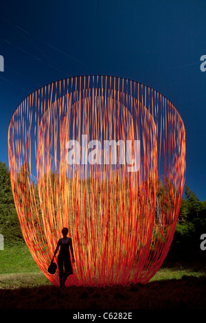 Le Pier Fabre's Land Art appelée "le réveil". Sculpture mobile suspendu géant avec des rubans orange. Banque D'Images