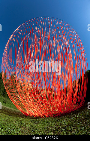 Le Pier Fabre's Land Art appelée "le réveil". Sculpture mobile suspendu géant avec des rubans orange. Banque D'Images