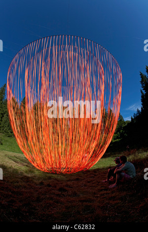 Le Pier Fabre's Land Art appelée "le réveil". Sculpture mobile suspendu géant avec des rubans orange. Banque D'Images