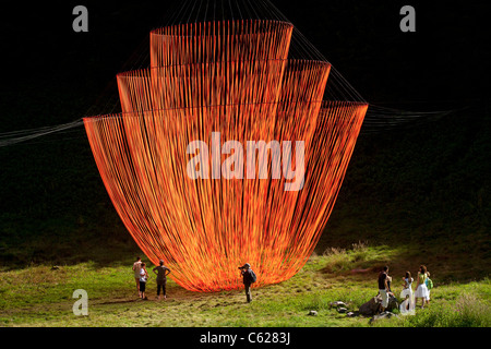 Le Pier Fabre's Land Art appelée "le réveil". Sculpture mobile suspendu géant avec des rubans orange. Banque D'Images