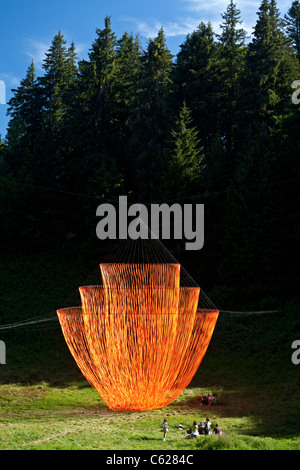 Le Pier Fabre's Land Art appelée "le réveil". Sculpture mobile suspendu géant avec des rubans orange. Banque D'Images